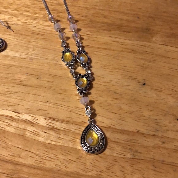 Avon set of earrings and matching necklace. Yellow stones. - Picture 4 of 4